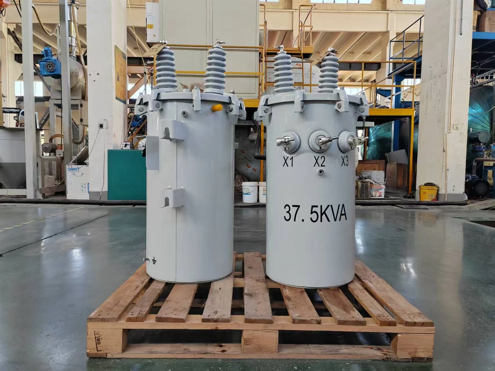 Pole-mounted distribution transformers Pole-mounted distribution transformers